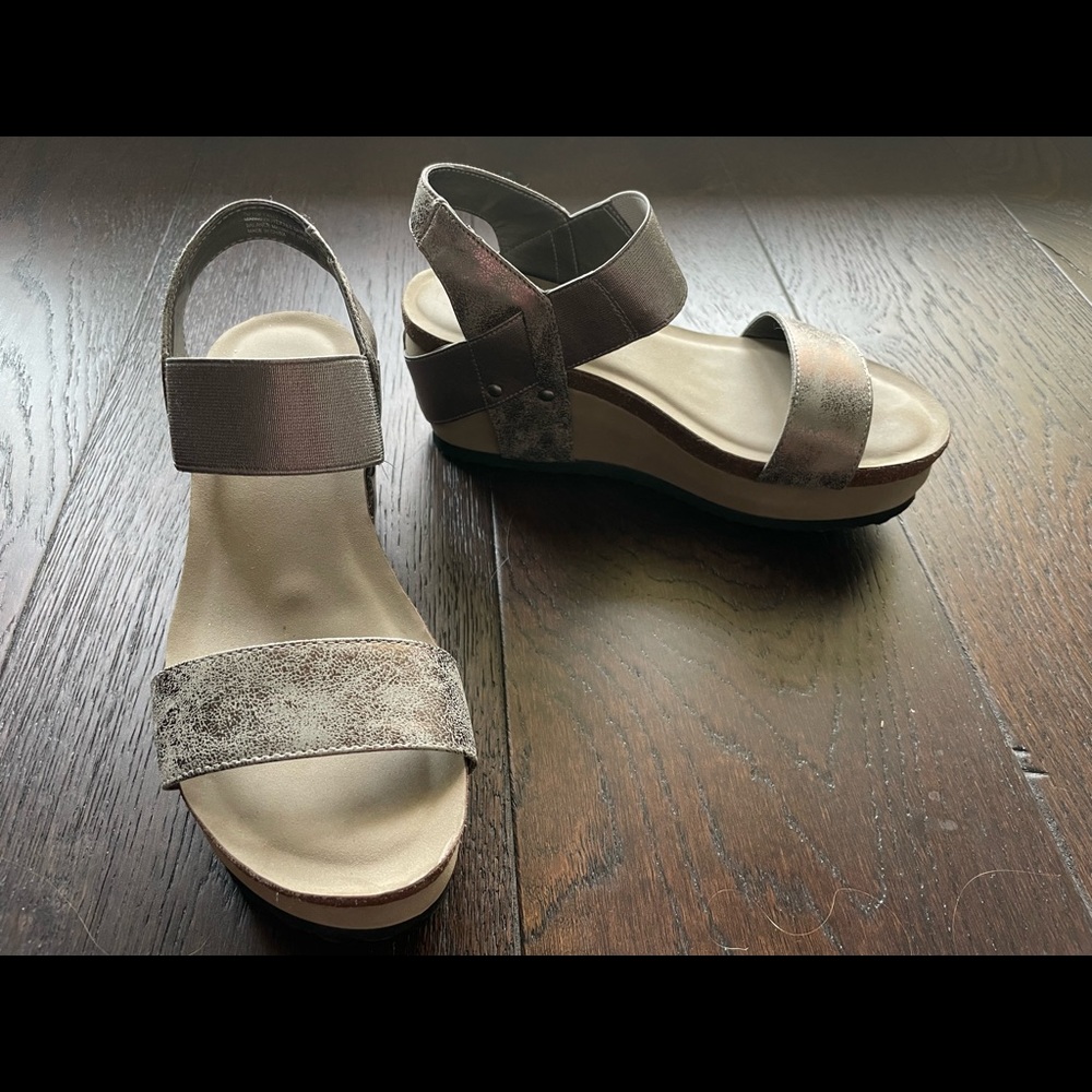 Crown Vintage Wedge, size 7